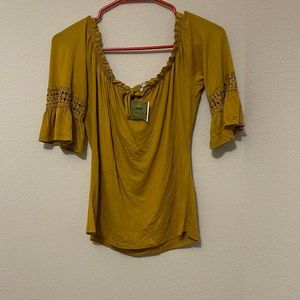 Mustard shirt. Size Large but fits more like a medium Brand: Iris